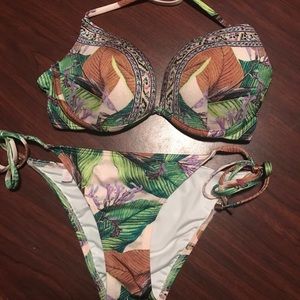 Victoria’s Secret bikini 32B & Small (never worn)